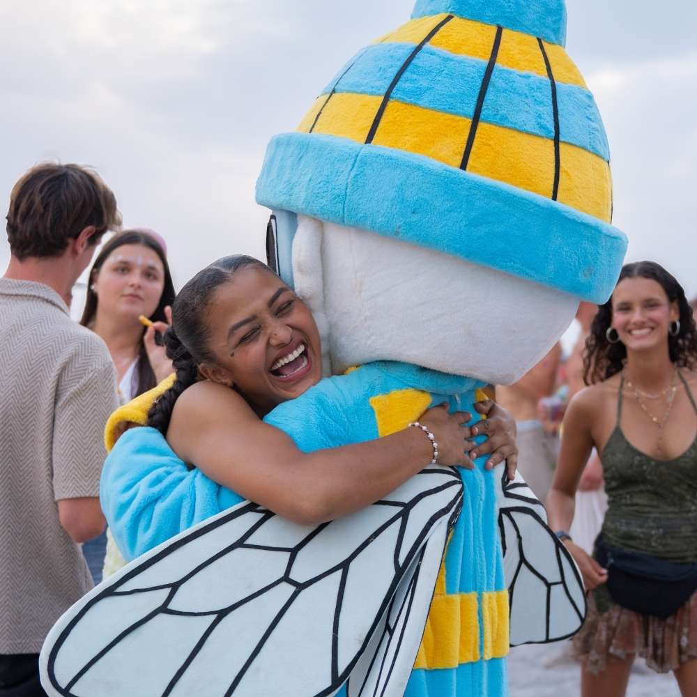 La mascotte BEEZ au delta festival